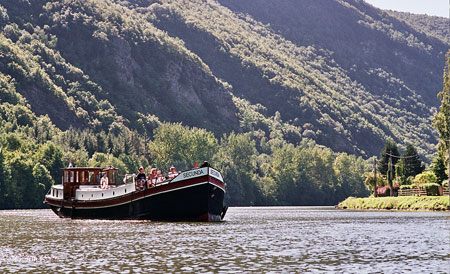 Secunda lux motor barge